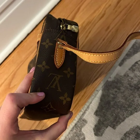 LOUIS VUITTON Authentic Louis Vuitton Monogram Canvas Trocadero 27 Bag - Picture 10 of 17